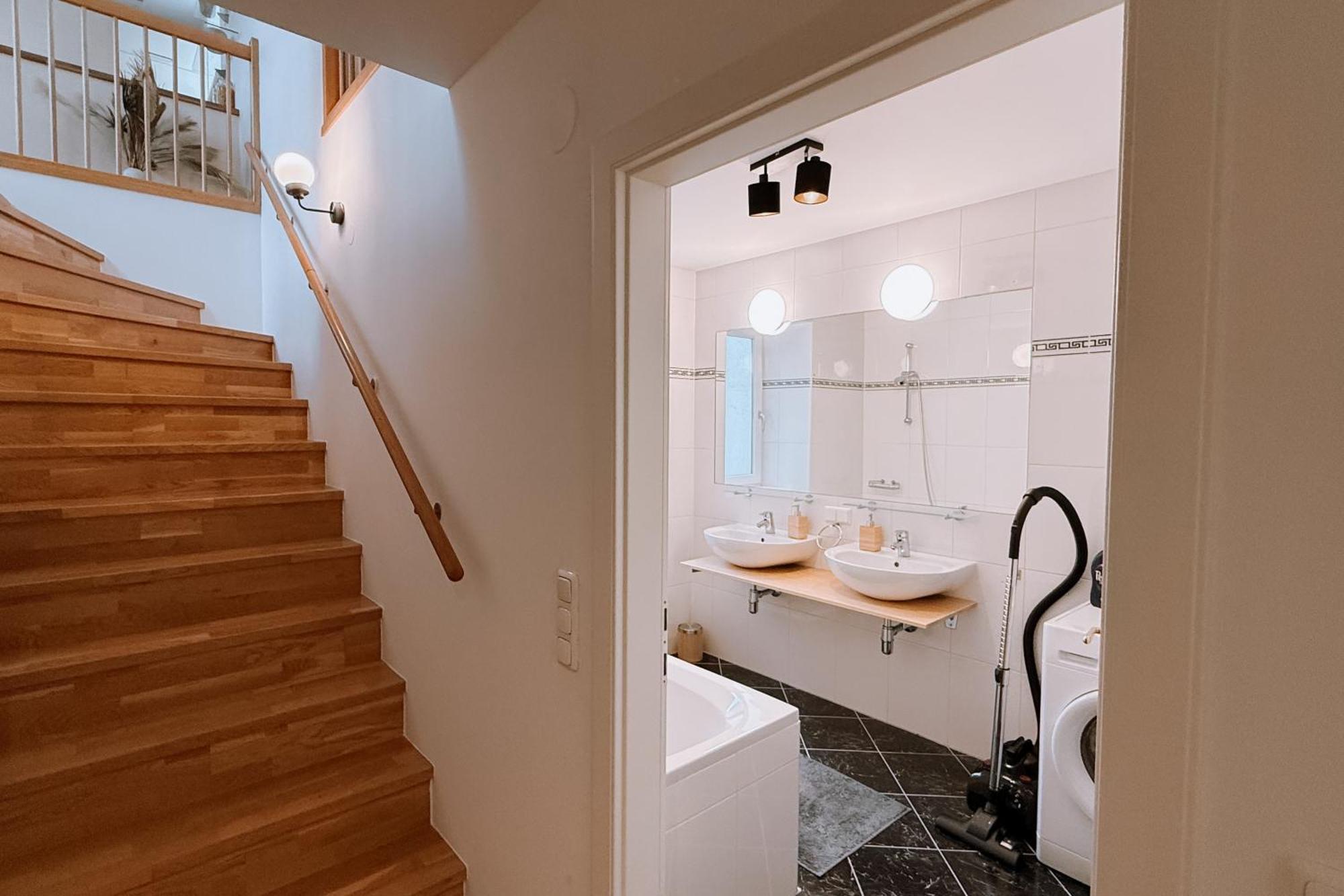 Appartement 90qm, 3 Bedrooms, Near Schoenbrunn, Balcony - Axara Housing